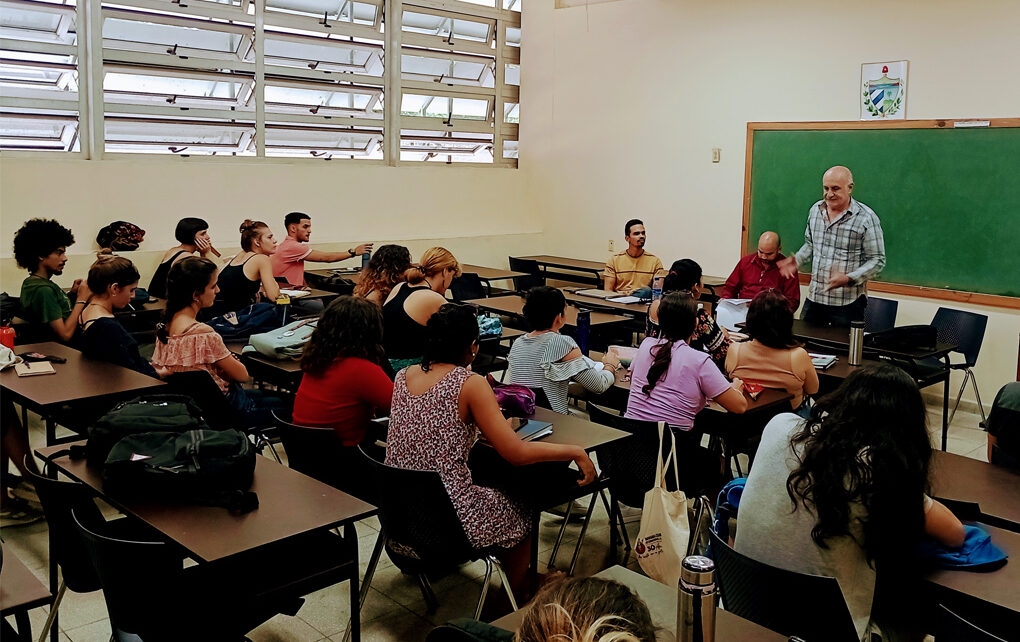 ronquillo con los estudiantes 1020x642 1