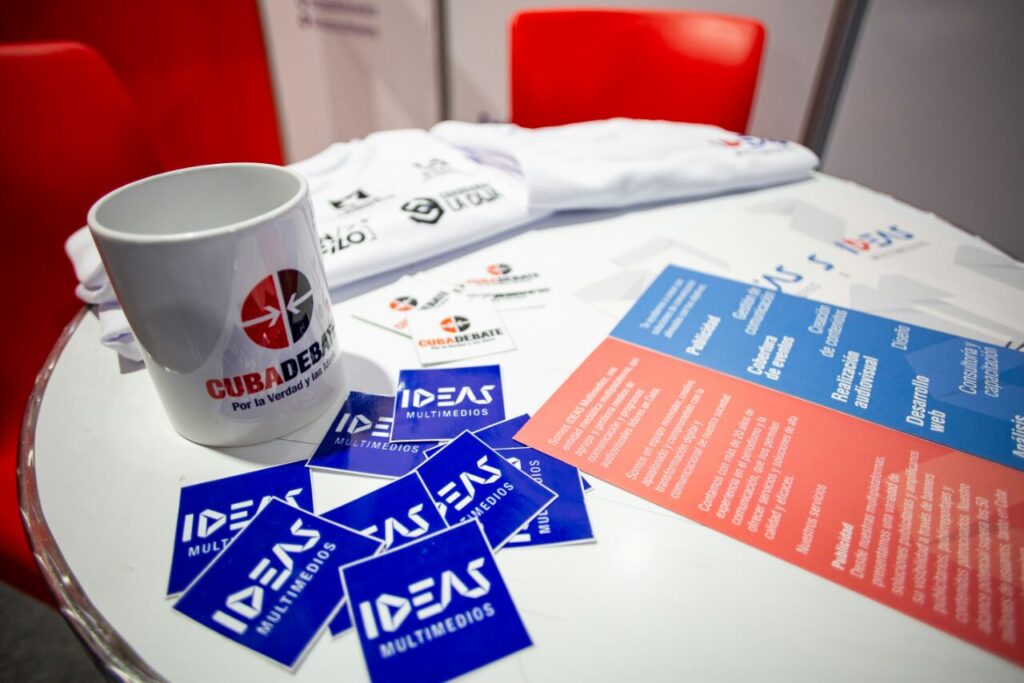 IDEAS Multimedios presente en el Coloquio Patria 5 stand ideasm coloquio patria 3