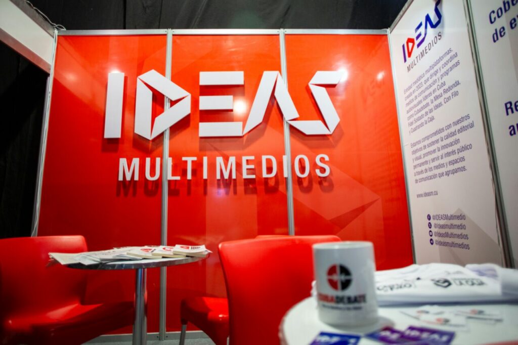 IDEAS Multimedios presente en el Coloquio Patria 7 stand ideasm coloquio patria 4