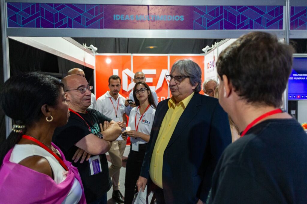 IDEAS Multimedios presente en el Coloquio Patria 4 stand ideasm coloquio patria 5