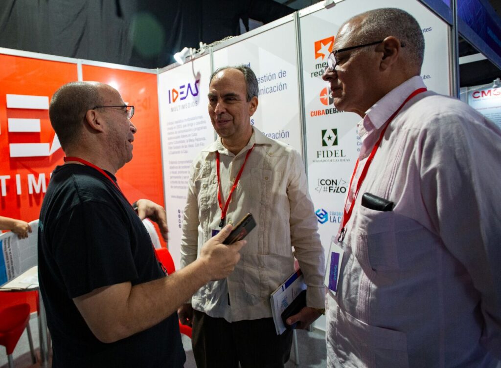 IDEAS Multimedios presente en el Coloquio Patria 6 stand ideasm coloquio patria 7
